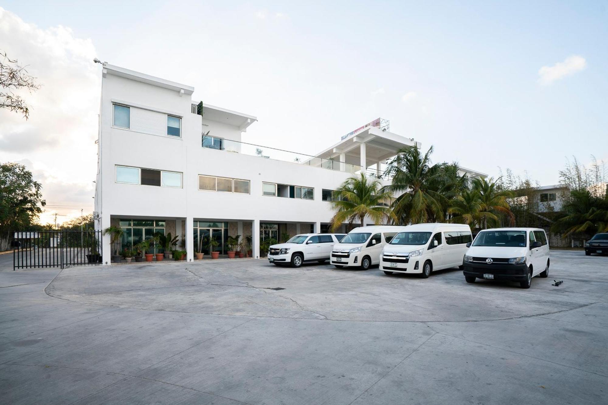 Capital O Cancun International Airport 24 7 Экстерьер фото